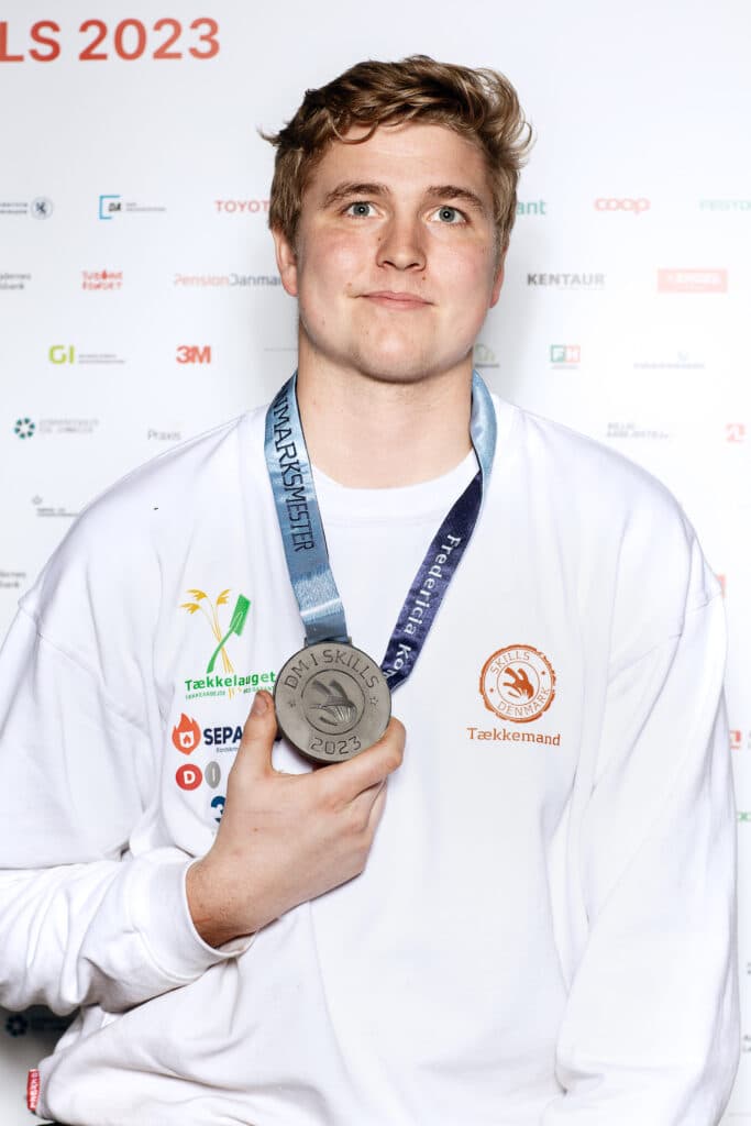 Johan Andresen med guldmedalje som vinder i kategorien Tækkemand ved DM i Skills 2023