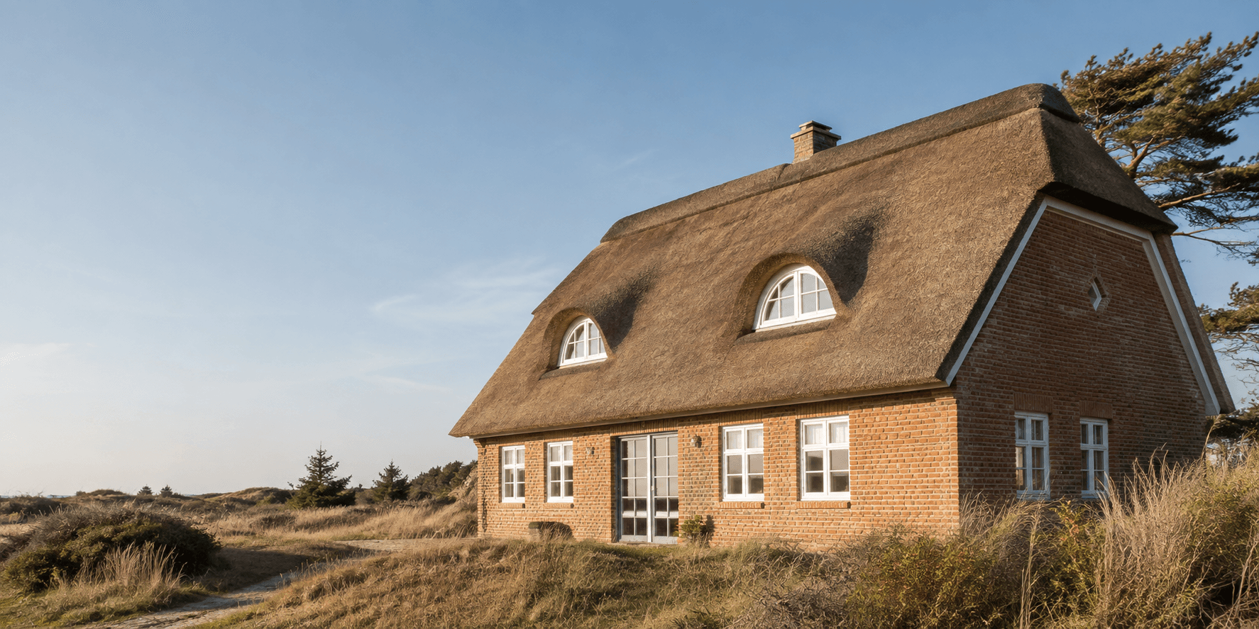 Stråtækket hus i det vestjyske klitlandskab