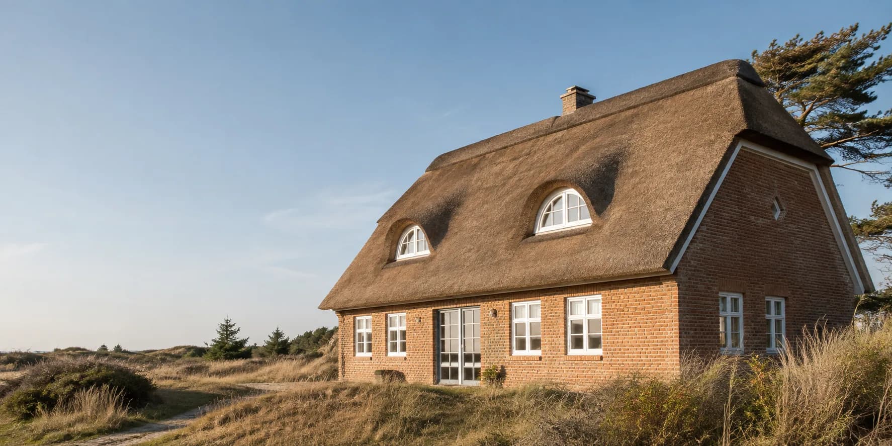 Stråtækket hus i det vestjyske klitlandskab